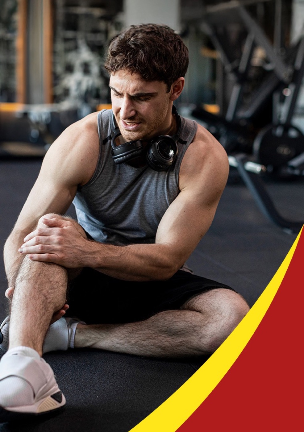 Persona activa sosteniendo la rodilla durante una pausa de entrenamiento